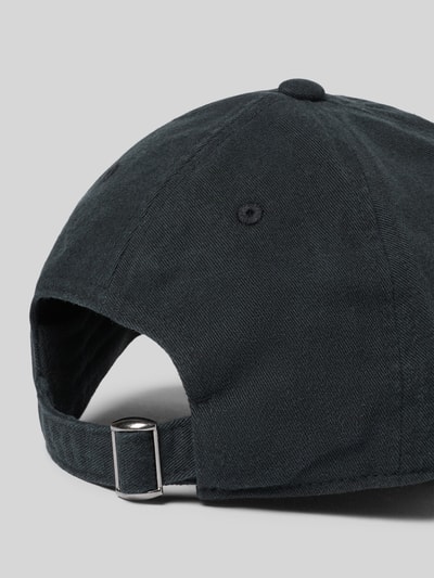Produktfoto, Base Cap mit Logo-Stitching von PEAK PERFORMANCE, schwarze Baumwolle, gebogener Schirm, Metallschnalle, Rückansicht.