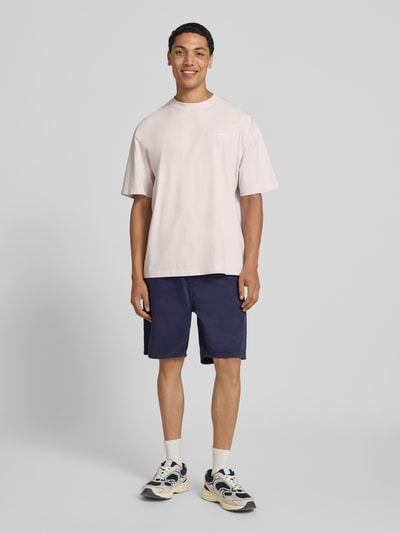Männermodel trägt Bermudas im 5-Pocket-Design Modell 'TONY ORIGINAL' von Jack & Jones in Dunkelblau aus Reine Baumwolle, Straight Fit, Knopf- und Reißverschluss, Bundweite in Größe M 42 cm, Innenbeinlänge 20 cm, Ganzkörperansicht von vorne.
