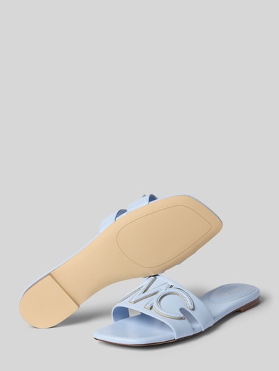 Produktfoto, Sandalen mit Logo-Detail von Marc Cain Bags & Shoes, jasno niebieski kolor, gładka podeszwa, detal z logo, prosty krój, otwarta pięta, wysokość obcasa: 1 cm, szerokość w rozmiarze 40: 6 cm