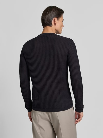 Männermodel trägt Strickpullover mit Struktur-Muster von Emporio Armani, Schwarz, taillierter Schnitt, Rückenansicht, Ganzkörperansicht Rückansicht.