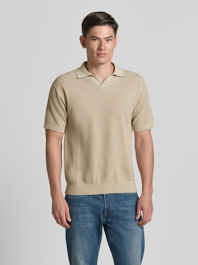 Männermodel trägt Regular Fit Poloshirt aus pure katoen Modell 'KOCELLO' van BOSS Orange, beige, structuur, label patch, voorkant, geheel lichaam