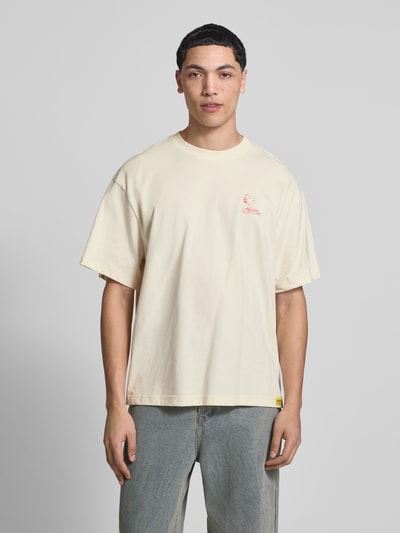 Männermodel trägt Regular Fit T-Shirt aus reiner Baumwolle Modell 'PEANUTS' von Only & Sons, Peanuts® Print, kurzarm, Ganzkörperansicht von vorne.