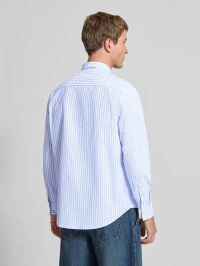 Männermodel trägt Classic Fit Freizeithemd mit Button-Down-Kragen von Calvin Klein Jeans, Baumwoll-Elasthan-Mix, Ganzkörperansicht Rückansicht.
