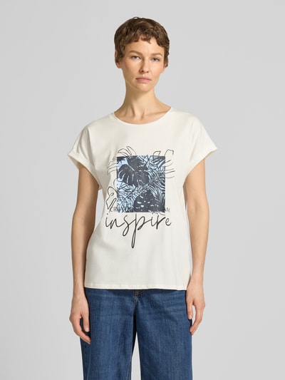 Frauenmodel trägt T-Shirt mit fixiertem Ärmelaufschlag Modell 'RINA' von Soyaconcept, Baumwoll-Mix, Motiv-Print, Ganzkörperansicht von vorne.