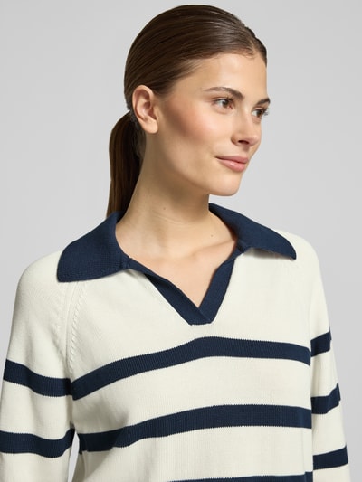 Frauenmodel trägt Gestreifter Pullover mit Polokragen von Stefanel in Creme mit blauen Streifen, Baumwolle, Nahaufnahme Oberkörper.