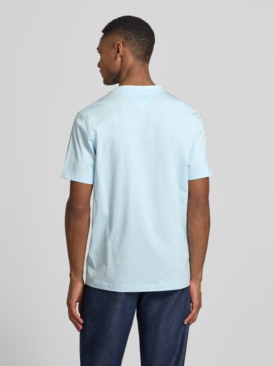 Männermodel trägt Regular Fit T-Shirt aus reiner Baumwolle von Tommy Hilfiger, Optik: Unifarben, Ganzkörperansicht Rückansicht.
