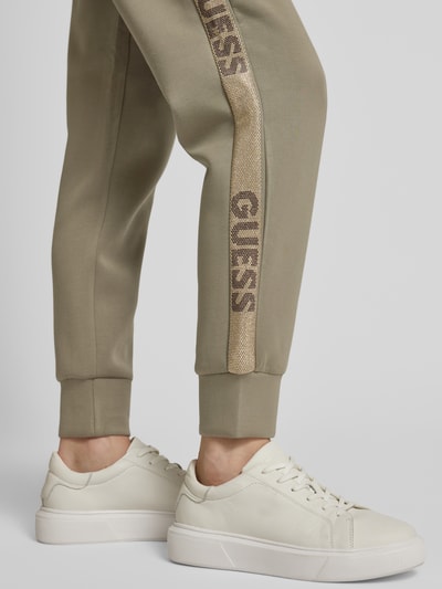 Guess Slim fit sweatpants met labelprints Olijfgroen - 3