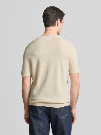 Männermodel trägt Herren T-Shirt aus Baumwoll-Leinen-Mix von Profuomo in Beige, Slim-Fit, Rundhalsausschnitt, Rückenlänge 70 cm, Ganzkörperansicht Rückansicht.