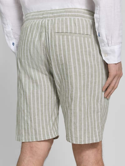 Männermodel trägt Shorts aus Leinen-Baumwoll-Mix mit Tunnelzug von MCNEAL, gestreifter Allover-Look in Hellbeige, Regular-Fit, Rückansicht, Kontext: Herren Shorts, Bundweite 44 cm, Innenbeinlänge 23 cm, Größe M.