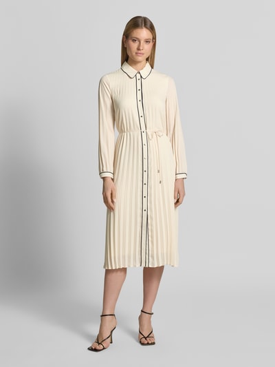 Frauenmodel trägt Regular Fit Midikleid in Falten-Optik von Comma in Creme mit Umlegekragen, taillierter Passform, langärmelig, abnehmbarem Taillenband und durchgehender Knopfleiste, Rückenlänge 120 cm, Brustweite 50 cm, Ärmellänge 64 cm, Ganzkörperansicht von vorne.