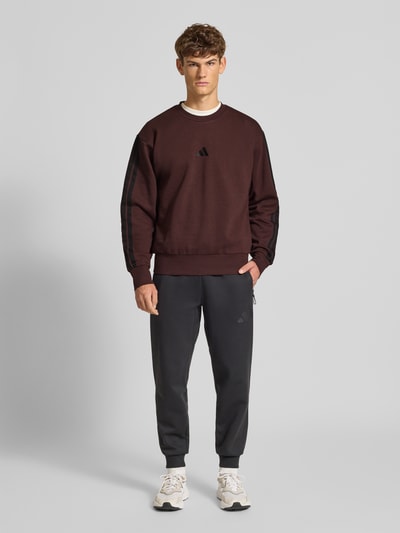 adidas Sportswear Sweatshirt met labelprint Donkerbruin - 1