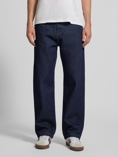 Męski model nosi Jeansy z wpuszczanymi kieszeniami model 'Landon Pant Robertson' od Carhartt Work In Progress z bawełny o kroju relaxed fit, ciemnoniebieski, szerokość w rozmiarze 32: 44 cm, długość wewnętrzna nogawki w rozmiarze 32: 78 cm, widok całej sylwetki z przodu.