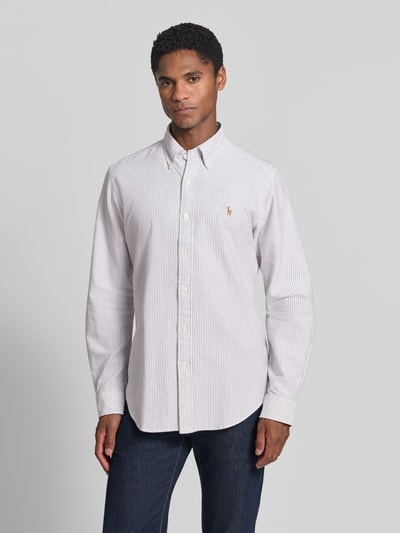 Męski model nosi Super Slim Fit Freizeithemd aus reiner Baumwolle von Polo Ralph Lauren, białe i niebieskie paski, koszula casualowa, widok z przodu, Ganzkörperansicht von vorne.