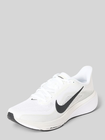 Produktfoto, Herren Sneaker mit Logo-Print, abgerundete Passform, Schnürverschluss, Modell 'Pegasus' von Nike, Weiß mit schwarzem Logo, Absatzhöhe 5 cm, Schafthöhe 6 cm, Schaftweite 10 cm, glatte Textur, klare Linien.