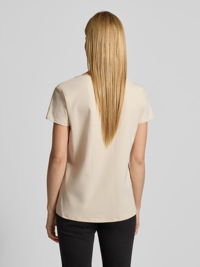 Frauenmodel trägt Relaxed Fit T-Shirt mit Motiv-Print Modell 'Peace' von miss goodlife, cremefarbener Baumwoll-Mix, Ganzkörperansicht Rückansicht