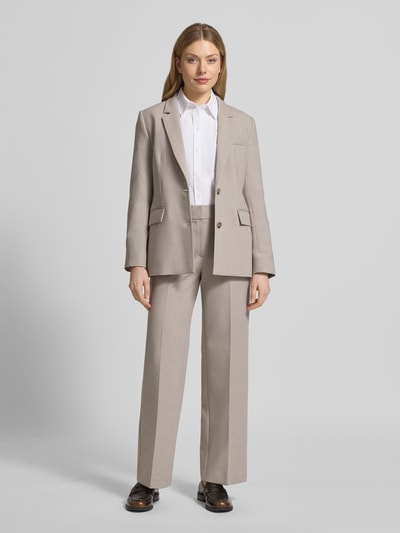 Frauenmodel trägt Wide Leg Stoffhose mit Viskose-Anteil Modell 'RITA' von Selected Femme in Melange-Optik, Bügelfalten, Gürtelschlaufen, seitliche Eingrifftaschen, angedeutete Gesäßtaschen, Ganzkörperansicht von vorne.