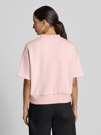 Frauenmodel trägt Regular Fit T-Shirt aus Viskose-Mix Modell 'Galita' von OPUS in zartrosa, glatte Struktur, lockerer Schnitt, Ganzkörperansicht Rückansicht, Damen T-Shirt von OPUS.