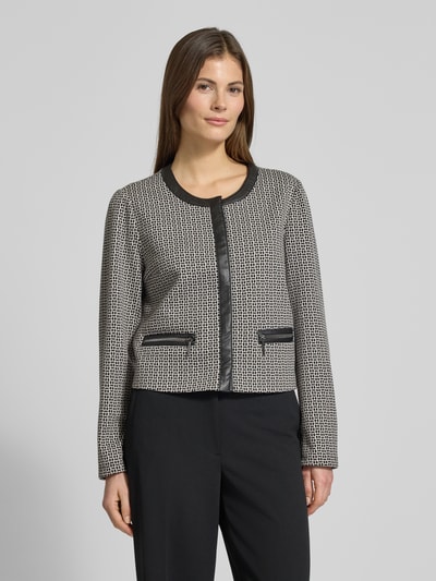 Frauenmodel trägt Blazer mit Rundhalsausschnitt von Betty Barclay im Material-Mix mit Viskose, Schwarz-Weiß, Regular Fit, Ganzkörperansicht von vorne.