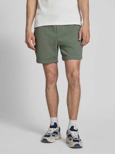 Männermodel trägt Regular Fit Shorts mit Viskose-Anteil Modell 'NEWKODYL' von Only & Sons in Melange-Optik, grün, Ganzkörperansicht von vorne.