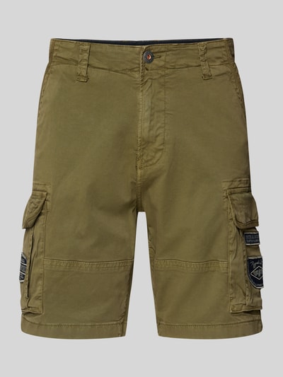 Produktfoto, Bermudas mit Cargotaschen von Petrol, mieszanka bawełny z dodatkiem streczu, krój regular fit, naszywki z logo, wpuszczane kieszenie, szerokość w rozmiarze M: 46 cm, długość wewnętrzna nogawki w rozmiarze M: 24 cm, oliwkowy odcień, gładka tekstura