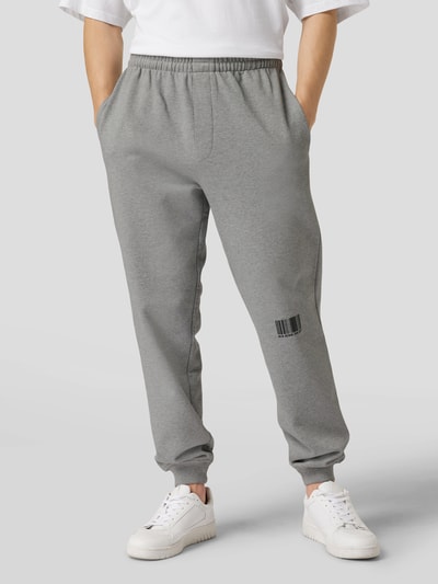 VTMNTS Sweatpants mit Label-Prints Hellgrau meliert 5