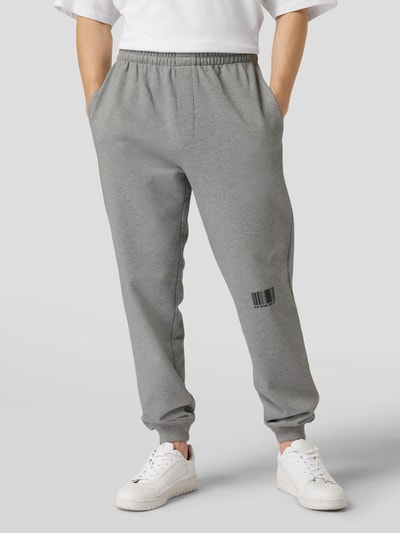 VTMNTS Sweatpants mit Label-Prints Hellgrau Melange 5