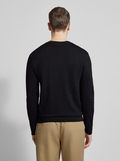 Männermodel trägt schwarzen Strickpullover aus Viskose-Mix von ARMANI EXCHANGE mit Rundhalsausschnitt, Strick-Optik, Rückansicht.