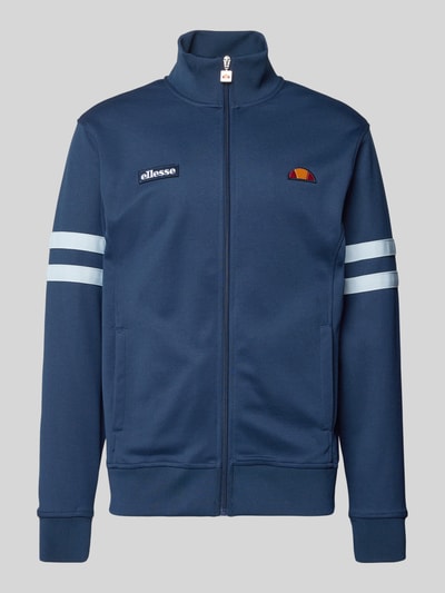 Produktfoto, sweatjack van katoenmix model 'ROMA' van Ellesse in recht pasvorm met opstaande kraag, ritssluiting, merkdetails, steekzakken, elastische boorden, kleur blauw met witte strepen op de mouwen, ruglengte maat M 70 cm, mouwlengte maat M 68 cm