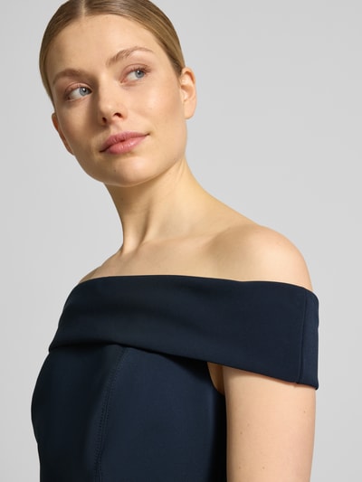 Frauenmodel trägt eng anliegendes Cocktailkleid mit Carmen-Ausschnitt Modell 'WOVEN-BODYCON-DRESSES' von Lauren Ralph Lauren in Dunkelblau, unifarben, knielang, Spaghettiträger; Nahaufnahme Oberkörper.