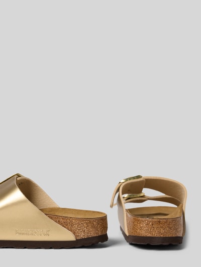 Produktfoto, Metallic-goldener Slipper mit offener Ferse, abgerundeter Passform, Logo-Detail, Modell 'Arizona' von Birkenstock, 3 cm Absatzhöhe, glatte Lederriemen, strukturierte Sohle, Damen Slipper