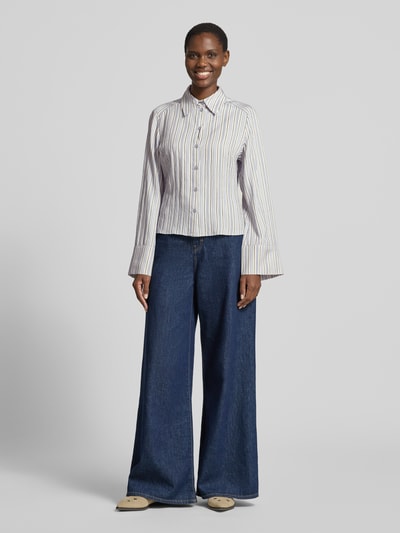 Frauenmodel trägt Regular Fit Bluse aus Viskose-Mix von JAKE*S STUDIO WOMAN mit Streifenmuster, Hemdblusenkragen, Knopfleiste, Ganzkörperansicht von vorne.