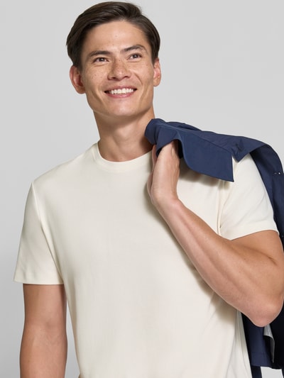 Męskimodel nosi T-Shirt aus Baumwolle mit Rundhalsausschnitt von Christian Berg Men, kolor ecru, krój regular fit, czysta bawełna, okrągły dekolt, Długość tyłu w rozmiarze M 35 cm, zbliżenie na górną część ciała