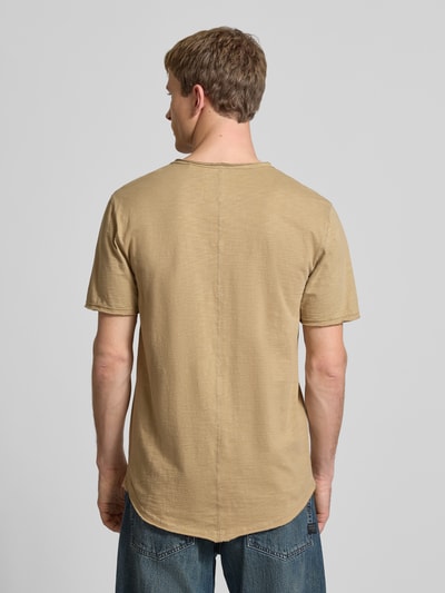 Männermodel trägt Regular Fit T-Shirt aus reiner Baumwolle Modell 'Benne' von Only & Sons, Beige, Unifarben, Melange, Ganzkörperansicht Rückansicht.