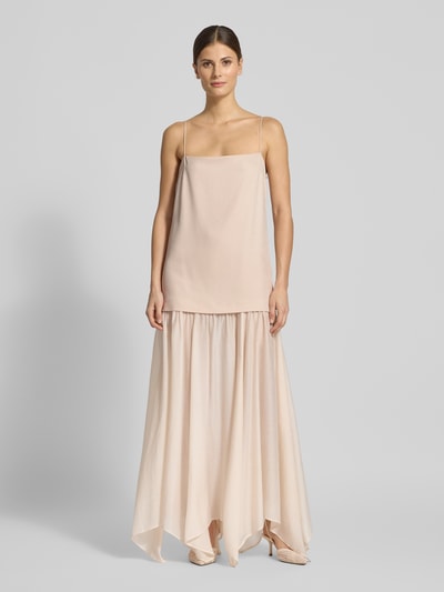 Frauenmodel trägt Zweiteiliges Trägerkleid in Maxilänge - curated by Vicky Heiler von SIC, semitransparent, Falten-Optik, hell, Ganzkörperansicht von vorne