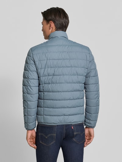 Männermodel trägt Regular Fit Steppjacke mit Zweiwege-Reißverschluss von Marc O'Polo in Hellblau, glatte Struktur, Ganzkörperansicht Rückansicht. Herren Steppjacke von Marc O'Polo.
