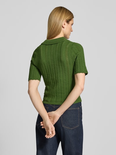 Frauenmodel trägt Strickshirt mit Umlegekragen und Schlüsselloch-Ausschnitt von Scotch & Soda, grün, Baumwoll-Mix, Ganzkörperansicht Rückansicht.