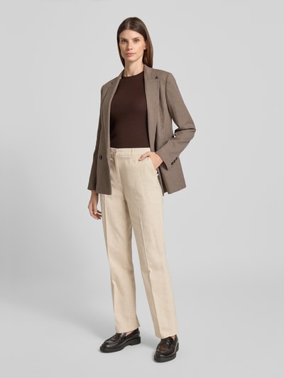 Frauenmodel trägt Straight Leg Stoffhose aus Baumwoll-Mix mit Leinen-Anteil von s.Oliver BLACK LABEL in Melange-Optik, beige Farbe mit Gürtelschlaufen, Bügelfalten, Knopf, verdecktem Reißverschluss, seitlichen Eingrifftaschen und angedeuteten Gesäßleistentaschen, Ganzkörperansicht von vorne.
