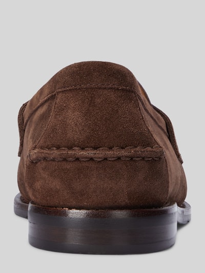 Produktfoto, Loafer aus Veloursleder von Polo Ralph Lauren in Braun, abgerundete Spitze, Blockabsatz, strukturierte Sohle, echtes Glattleder.