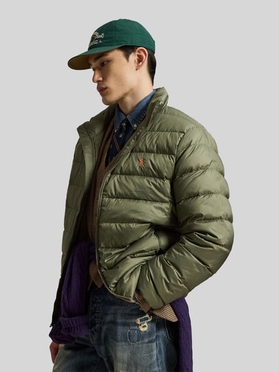 Męski model nosi Regular Fit Steppjacke mit Logo-Stitching von Polo Ralph Lauren, jednokolorowy, krój regular fit, zamek błyskawiczny, aplikacja: wyhaftowane logo, długi rękaw, wpuszczane kieszenie, stójka, całkowity widok z przodu.