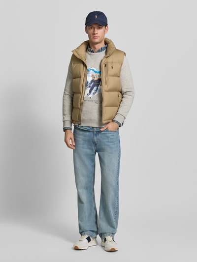 Männermodel trägt Regular Fit Sweatshirt aus Baumwoll-Mix von Polo Ralph Lauren in Optik: Unifarben mit Motiv-Print, Ganzkörperansicht von vorne.