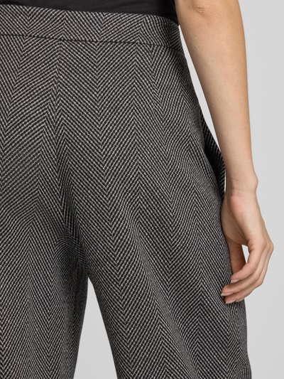 Frauenmodel trägt Hose im Allover-Look mit Falten von Emporio Armani, Baumwoll-Mix mit Stretch, Grau mit feinem Muster, Nahaufnahme Oberschenkel.