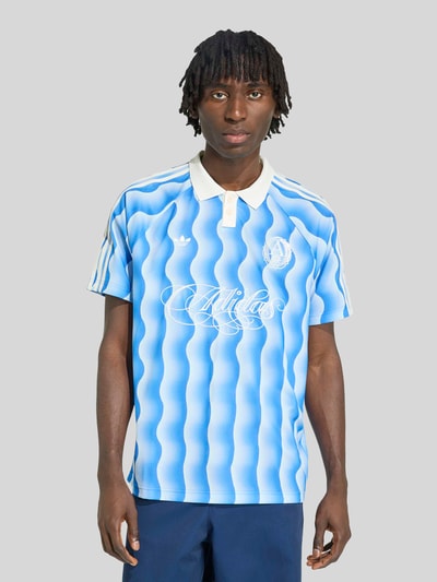 adidas Originals Koszulka polo o kroju loose fit z detalem z logo Jasnoniebieski 3
