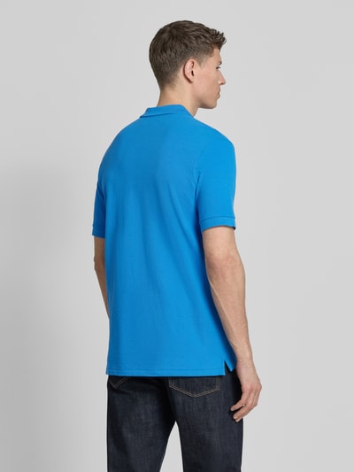 Männermodel trägt Regular Fit Poloshirt mit Knopfleiste von PAUL SMITH aus reiner Baumwolle, leuchtend blau, Stitching, Ganzkörperansicht Rückansicht. Rückenlänge bei Größe M: 76 cm.