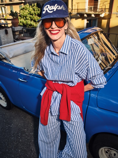 Frauenmodel trägt Straight Leg Leinenhose mit elastischem Bund von Christian Berg Woman, Optik:Allover-Muster, Muster:Gestreift, Material: reines Leinen, Ganzkörperansicht von vorne.