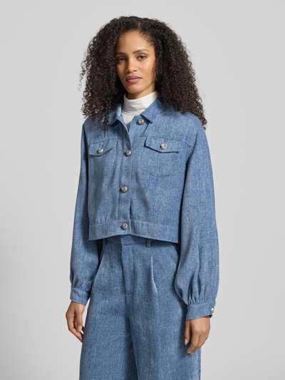 Frauenmodel trägt Blazer mit Knopfleiste Modell 'vally' von Gestuz in Blau, Hemdblusenkragen, Regular-Fit, Brusttaschen, Ganzkörperansicht von vorne.