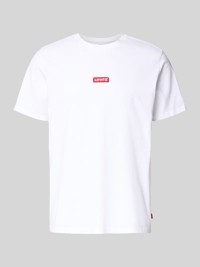 Produktfoto, weißes T-Shirt mit Label-Detail von Levi's®, reine Baumwolle, Relaxed-Fit, gerippter Rundhalsausschnitt, Rückenlänge 70 cm
