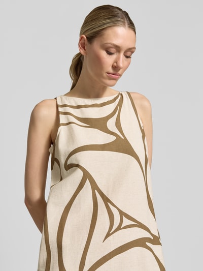 Vrouwenmodel draagt Minikleid met Leinen-Anteil en U-Boot-Ausschnitt van Vila, mix van linnen en viscose, loose fit, model PRISILLA, borstwijdte maat 36: 46 cm, boothals, detailopname bovenlichaam.