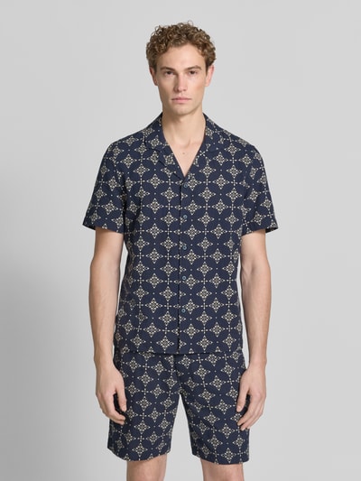 Männermodel draagt Relaxed Fit vrijetijdsoverhemd uit puur katoen van s.Oliver RED LABEL in donkerblauw met licht patroon, geheel vooraanzicht.