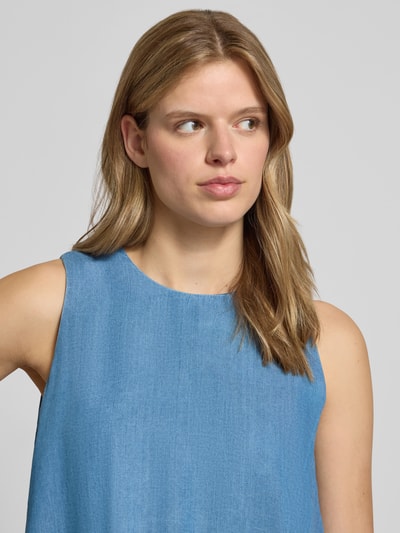 Frauenmodel trägt Ballon Fit Blusentop aus reinem Lyocell Modell 'CHARIS' von Only in Denim-Optik, ärmellos, Nahaufnahme Oberkörper.