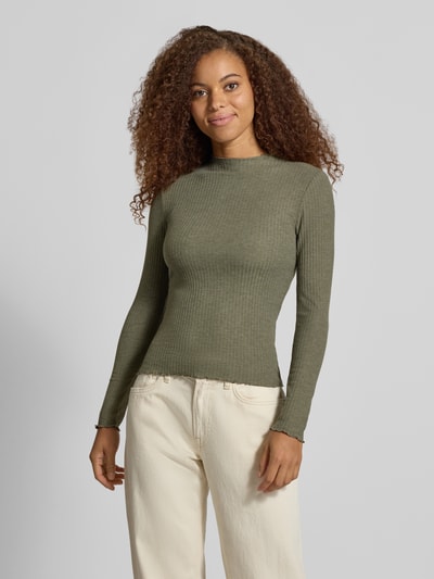 Kobiece model prezentuje oliwkowo-zieloną, prążkowaną bluzkę z długim rękawem Slim Fit Langarmshirt mit Viskose-Anteil Modell 'EMMA' von ONLY, damska bluzka z długim rękawem, Ganzkörperansicht von vorne